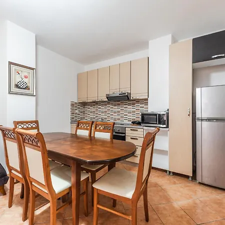 Apartment 2br , 100m To Sea , 2 Balconies Durrës